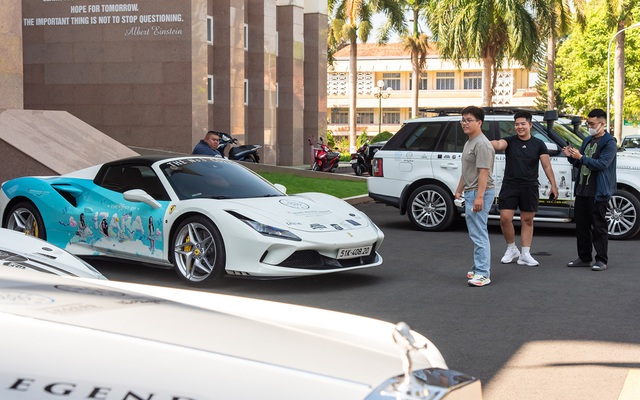 Sinh viên phố núi trầm trồ trước dàn xe của ông Đặng Lê Nguyên Vũ: ‘Đây là lần đầu em được sờ siêu xe Ferrari ngoài đời’