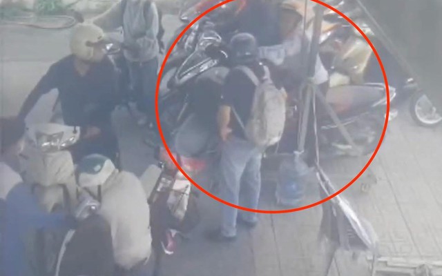 Va quẹt nhẹ khi xếp hàng chờ đổ xăng, người đàn ông thẳng tay "tác động vật lý" đối phương