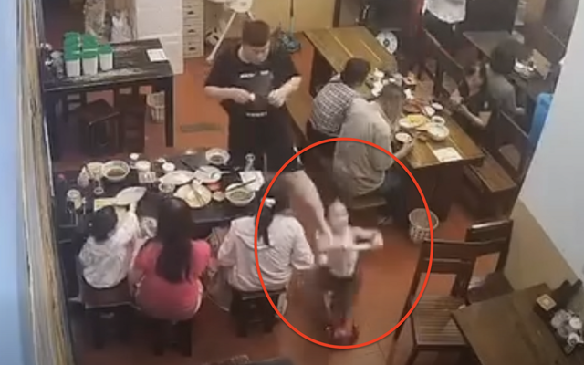 Điều tra nam thanh niên đạp ngã bé gái trong quán ăn gây phẫn nộ