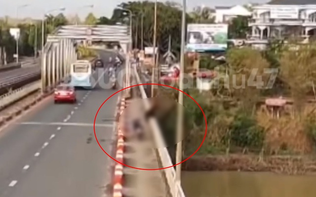 Vụ nam thanh niên nhảy cầu rồi vùng vẫy kêu cứu: Tìm thấy thi thể nạn nhân