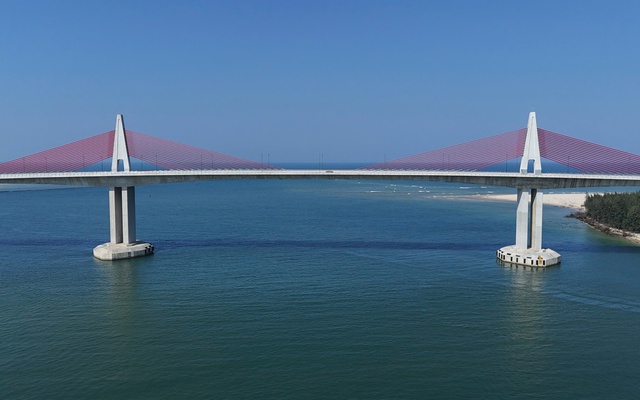 Cận cảnh cầu vượt biển dài nhất miền Trung đang chờ thông xe ở Huế