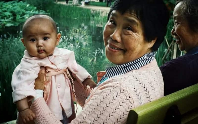 Câu chuyện ở công viên phơi bày 1 kiểu "lợi dụng" cha mẹ tinh vi của con cái