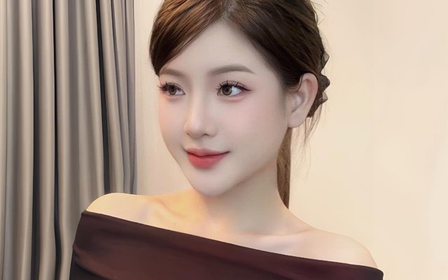 Tay đang cắm ống truyền vẫn lao xuống cứu bé gái rơi xuống bể cá, hành động dũng cảm của cô gái trẻ khiến ai cũng nể