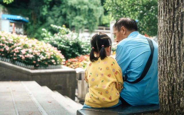 Sau tuổi 50, tôi nghỉ làm trông cháu 13 năm và trả giá bằng chính tuổi già của mình