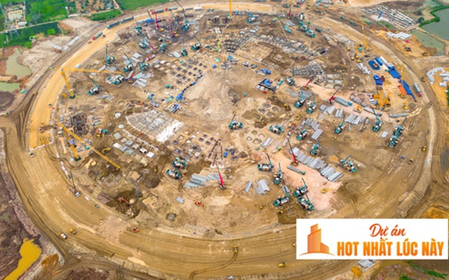 Đại công trường xây sân vận động lớn nhất thế giới: Ô tô nối đuôi nhau như đàn kiến, cần cẩu phủ kín mặt đất