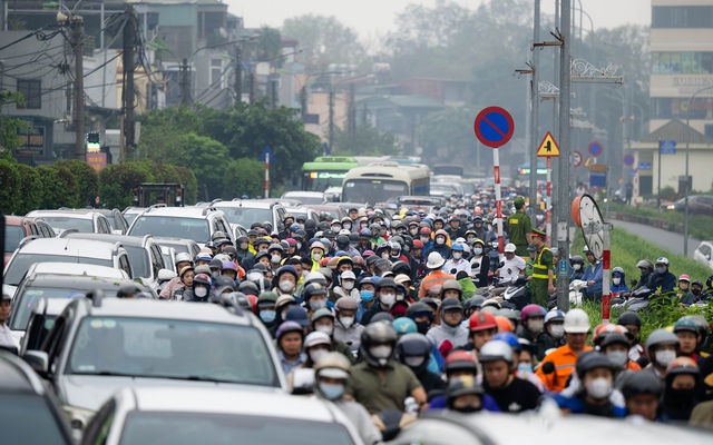 Cầu Long Biên tạm dừng, Chương Dương quá tải: Người dân mệt mỏi chôn chân giữa dòng xe ùn tắc