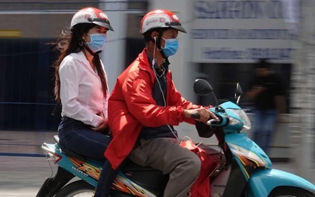 Người vừa lái xe máy vừa đeo tai nghe sẽ chịu mức phạt nào? Bộ Công an giải đáp