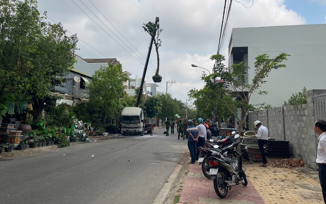Xe cẩu dời cây xanh vướng dây điện phát nổ ở Lâm Đồng, tài xế tử vong