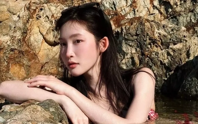 Nữ ca sĩ mặc bikini chụp hình ở Giếng Tiên (Gia Lai), bị chỉ trích dữ dội