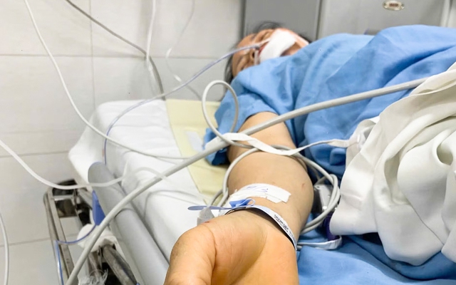 Dông lốc quật đổ cây, nữ công nhân môi trường cứu 2 học sinh rồi bị trọng thương