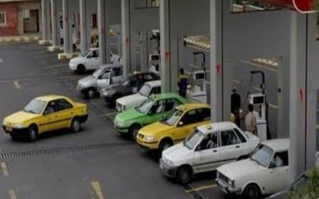 Thiếu xăng dầu kéo dài, người Iran đưa "vũ khí sinh tồn" xuống phố: Nhìn qua cứ ngỡ đến từ tương lai