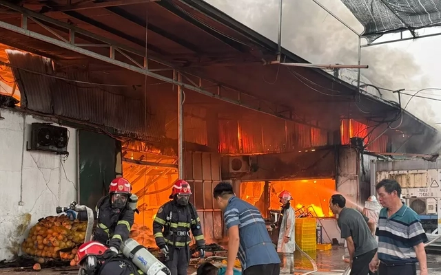 Hà Nội: Cháy lớn tại kho xưởng bánh kẹo xã Hương Sơn