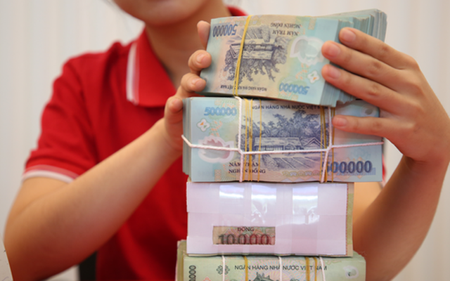 Người dân ồ ạt gửi tiền vào ngân  hàng