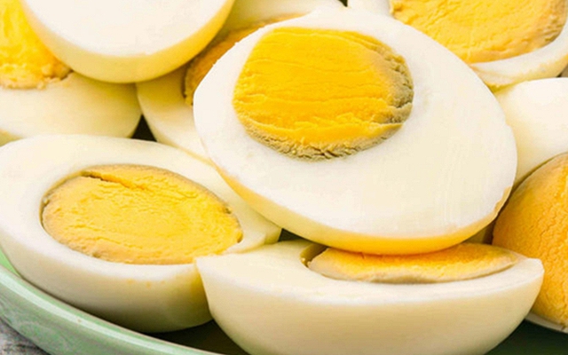 Trứng luộc có vòng màu xanh quanh lòng đỏ có an toàn để ăn không?