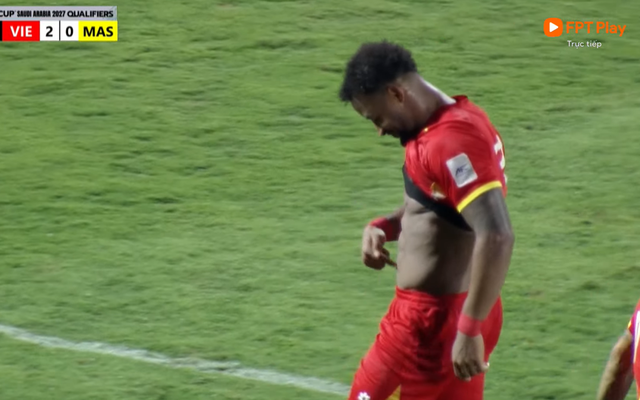 Phá lưới Malaysia, Nguyễn Xuân Son khoe cơ bụng 6 múi, đáp trả cực gắt tin đồn "thừa cân"