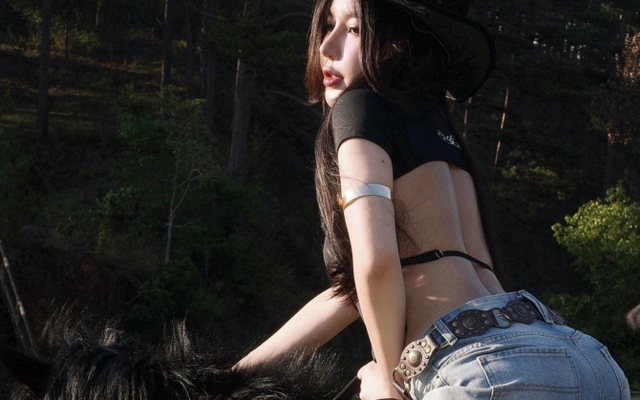 Trổ tài "cưỡi ngựa", hot girl xinh đẹp khiến triệu anh em "đứng hình"