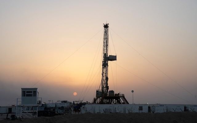 Xung đột leo thang ở Trung Đông, nước đồng minh của Mỹ không thể bơm 1,6 triệu thùng dầu mỗi ngày, sáng mở mắt là bay ngay gần 130 triệu USD