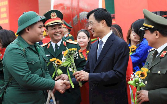 Bí thư Thành ủy Hà Nội Nguyễn Duy Ngọc tiễn đưa thanh niên lên đường nhập ngũ