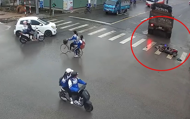 Xe tải tông xe máy điện, hai bà cháu thương vong