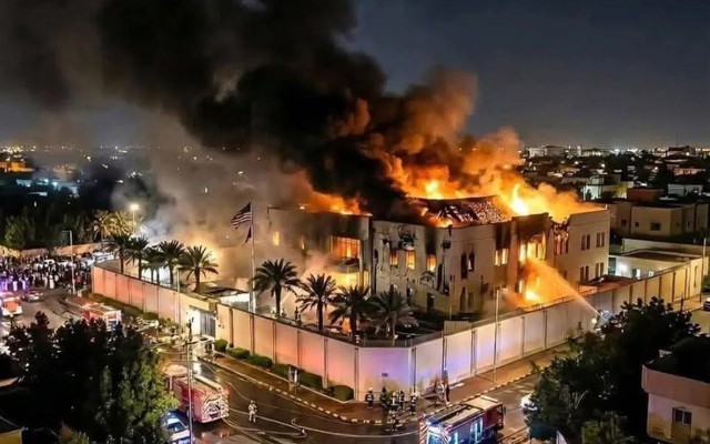 'Thiệt hại nhỏ' hay 'cháy ngút trời'? Ảnh lan truyền về Đại sứ quán Mỹ tại Saudi Arabia bị bóc trần