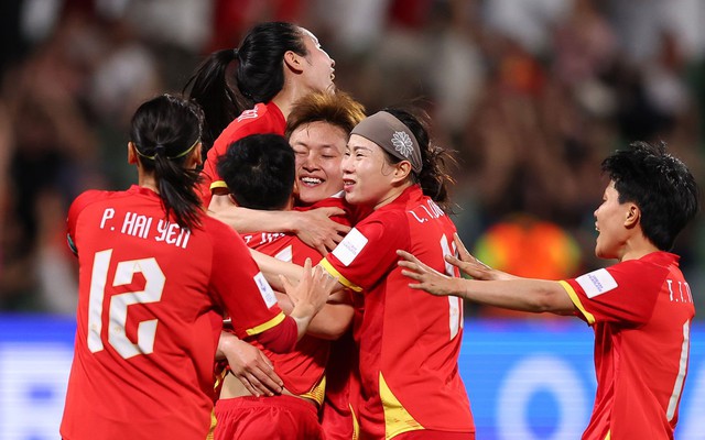 Tuyển Việt Nam thắng nghẹt thở bù giờ, HLV Mai Đức Chung khen hết lời: “Tôi biết kiểu gì cũng có bàn”