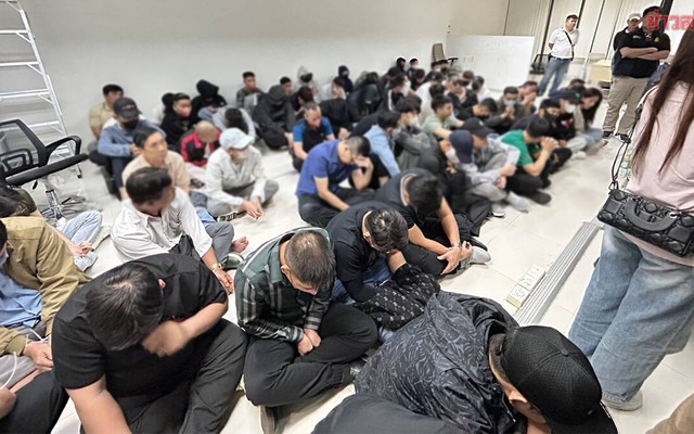 Cảnh sát Thái Lan bắt giữ 94 người Việt tại tụ điểm cờ bạc trực tuyến, thu giữ hơn 500 điện thoại