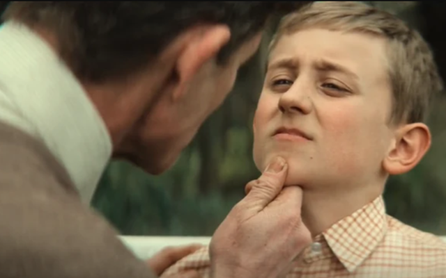 Khoảnh khắc rơi nước mắt trong Sex Education: Một lời nói của người cha mà đứa trẻ đã chờ cả tuổi thơ