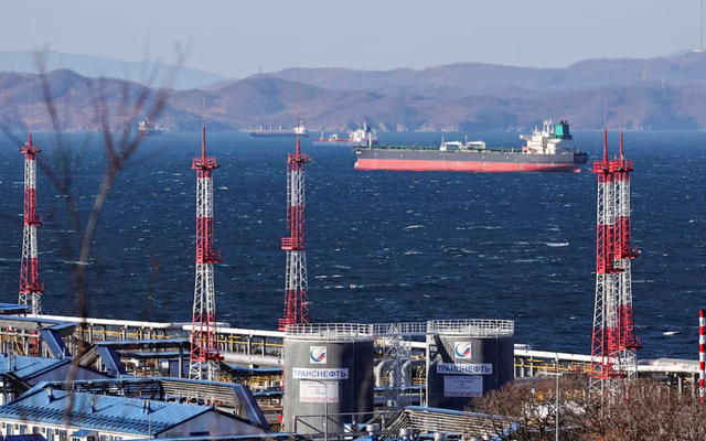 Mất nguồn cung từ Iran, một khách hàng khác lại tìm đến Nga, chuẩn bị nhập một lúc 10 triệu thùng dầu