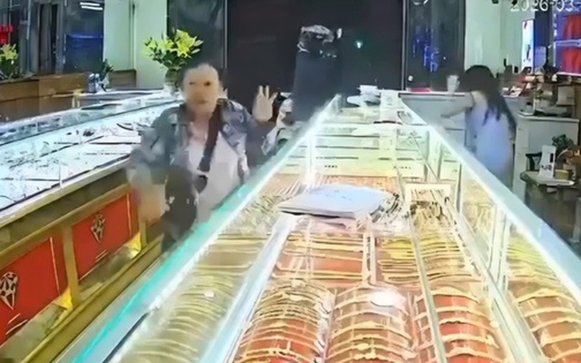 CLIP: Người đàn ông bịt kín mặt xông vào tiệm vàng với nhiều hành động lạ