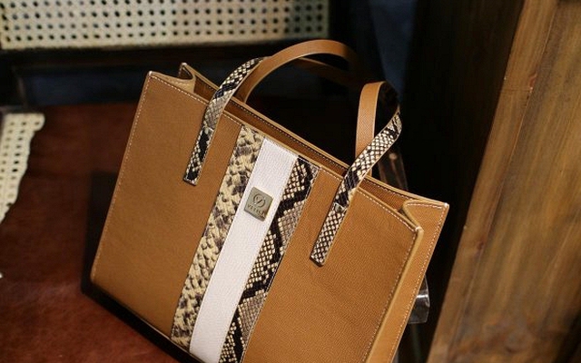 Con trai đưa bạn gái về ra mắt, nhìn chiếc túi cô bé mang theo tôi biết ngay gia đình nó không hề đơn giản