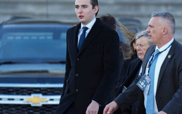 Barron Trump có thể được miễn nhập ngũ vì chiều cao