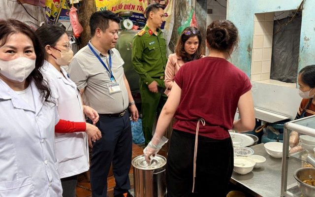 Quán bún riêu bị du khách Trung Quốc chê mất vệ sinh bị kiểm tra vi phạm vệ sinh an toàn thực phẩm