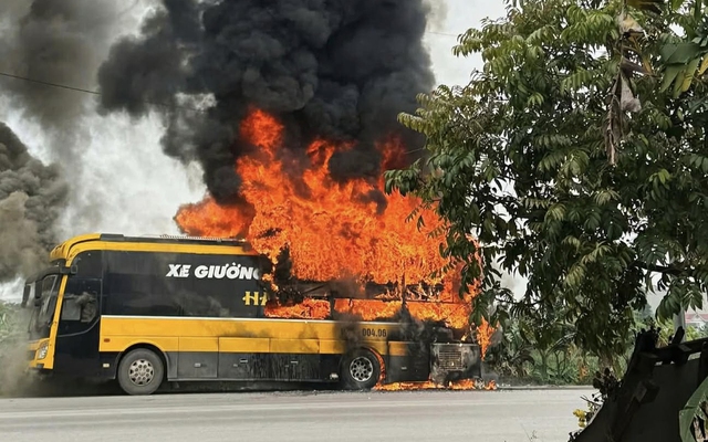 Xe khách giường nằm bốc cháy dữ dội khi chờ đón công nhân ở Bắc Ninh