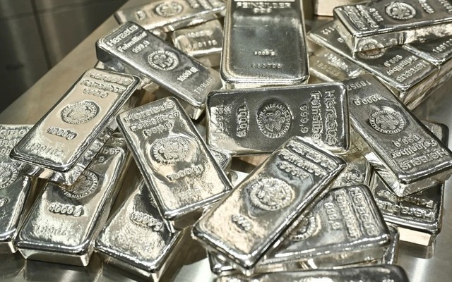 Bán 15kg bạc, thu gần 1,5 tỷ đồng: 5 phút sau tài khoản bị phong tỏa, người phụ nữ suýt thành tội phạm