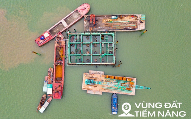 Toàn cảnh công trường xây cầu hơn 16.000 tỷ của Sun Group ở Hà Nội: Máy móc phủ kín mặt sông, phấn đấu hoàn thành nhanh nhất Việt Nam