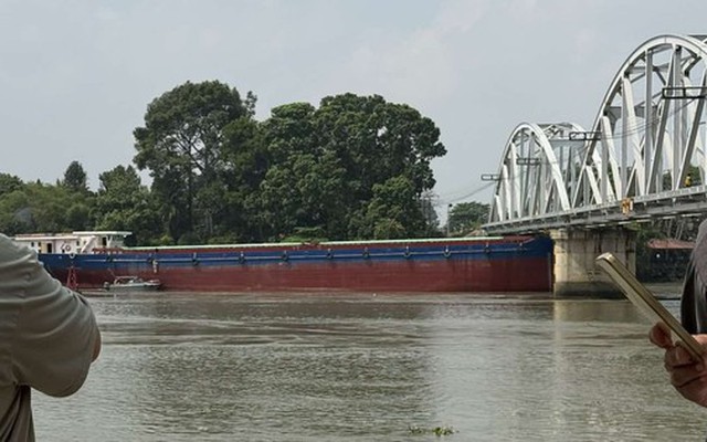 Sà lan va cầu Ghềnh, nhiều người đi xe máy ngã nháo nhào, hiện trường đang được xử lý