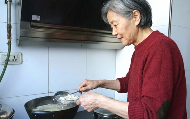 70 tuổi mẹ tôi còn đòi mua đất, nhìn bản vẽ bà cất trong tủ tôi mới thấy xấu hổ nghẹn ngào