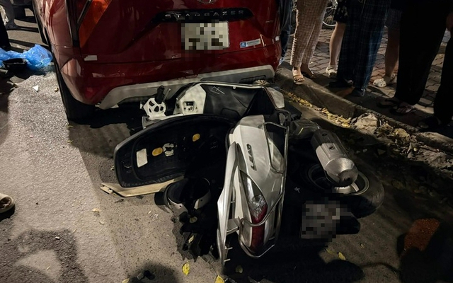 Hiện trường vụ ô tô 4 chỗ tông liên hoàn ở Hà Nội khiến nhiều người bị thương, xe máy nằm la liệt