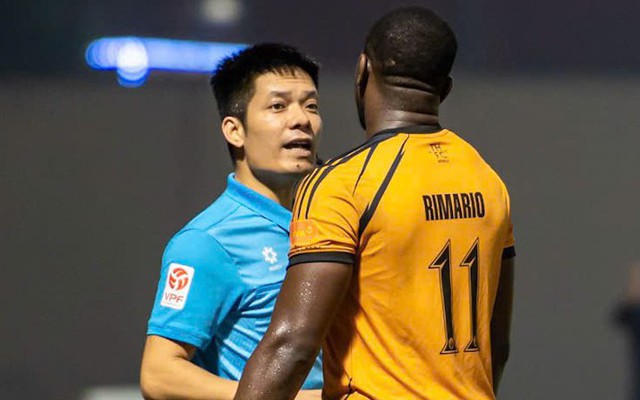 HLV V.League bức xúc: "Trọng tài cứ thế này, bóng đá Việt Nam khó nâng tầm nổi"