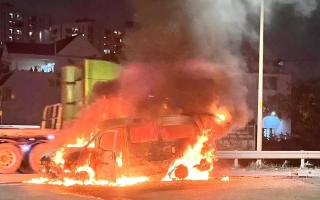 Ô tô tải van cháy đỏ rực khi đang được xe cứu hộ chở trên đường