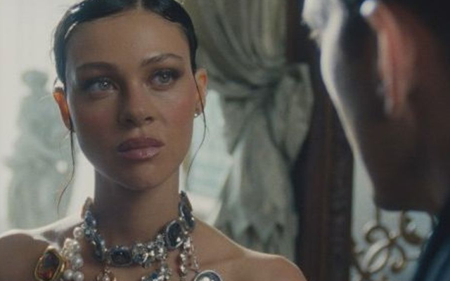 Con dâu nhà Beckham nói về vai diễn trong phim 18+ gây sốc