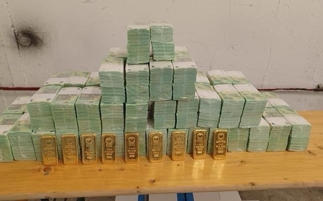 Hungary thu giữ lượng lớn vàng, tiền mặt của 'mafia chiến tranh Ukraine'