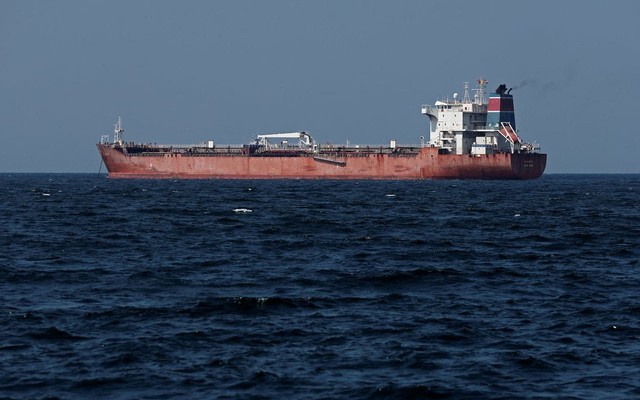 Tránh 'tên bay đạn lạc' vì xung đột Mỹ-Israel và Iran, nhiều tàu dùng chiêu 'độc' để vượt eo biển Hormuz