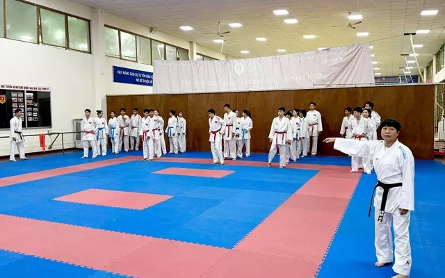 Những nữ HLV trưởng âm thầm phía sau sàn đấu