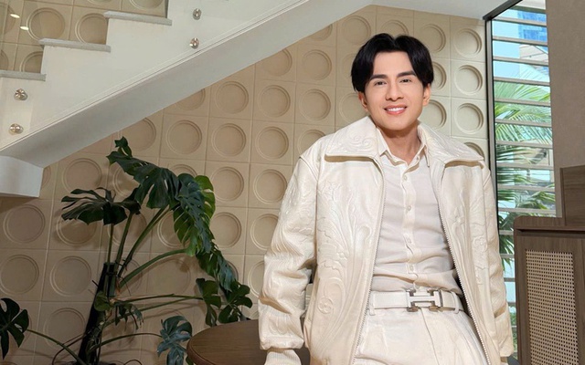 Một nam ca nhạc sĩ thần tượng Đan Trường, ảnh treo đầy nhà, được thần tượng làm cho điều này