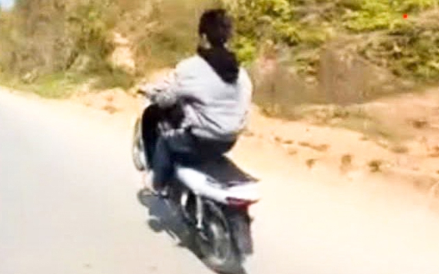 Sơn La: Quay clip bốc đầu xe máy trên quốc lộ, hai thiếu niên bị triệu tập