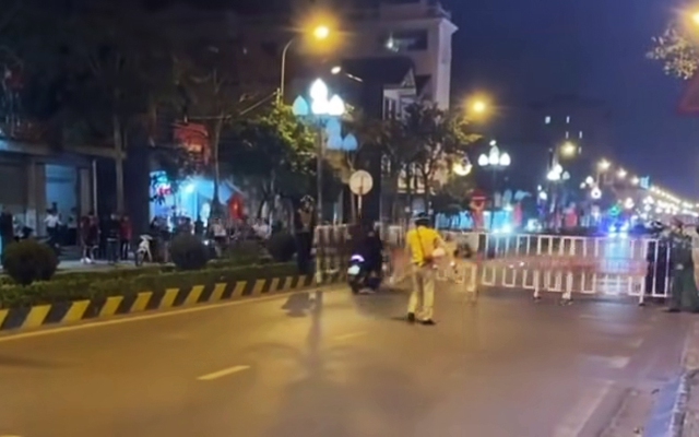 Bất chấp rào chắn, nhóm thanh niên chở 3 lao xe tốc độ cao để 'thông chốt'