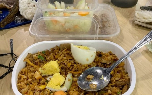 Bác sĩ cảnh báo: Hạt vi nhựa có thể "chất đầy" não nếu làm việc này khi ăn, rất quen với dân văn phòng