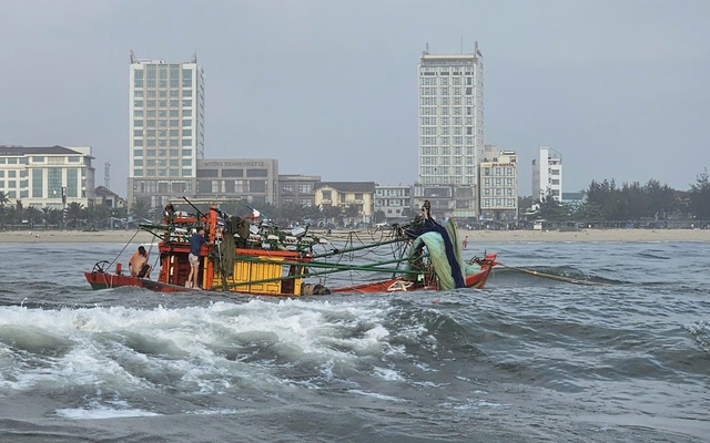 Sóng lớn đánh lật tàu cá chở 5 ngư dân khi đang vào bờ ở Quảng Trị