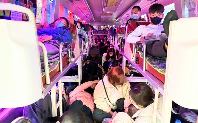 Nhồi 60 khách trên xe 19 chỗ, nhà xe và tài xế bị phạt hơn 220 triệu đồng